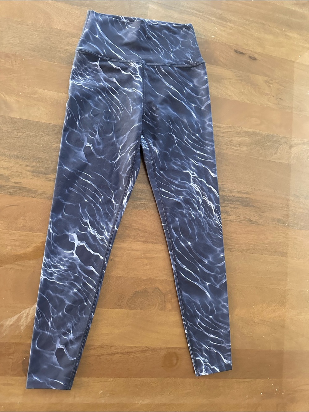 Sage High-Waist Water Ripple Print Leggings in Navy & White